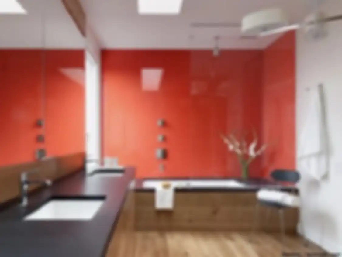 Dengan berani meniru dekorasi warna mencolok, pemilik rumah minimalis dapat foto interior kamar mandi mungil seperti begini.
