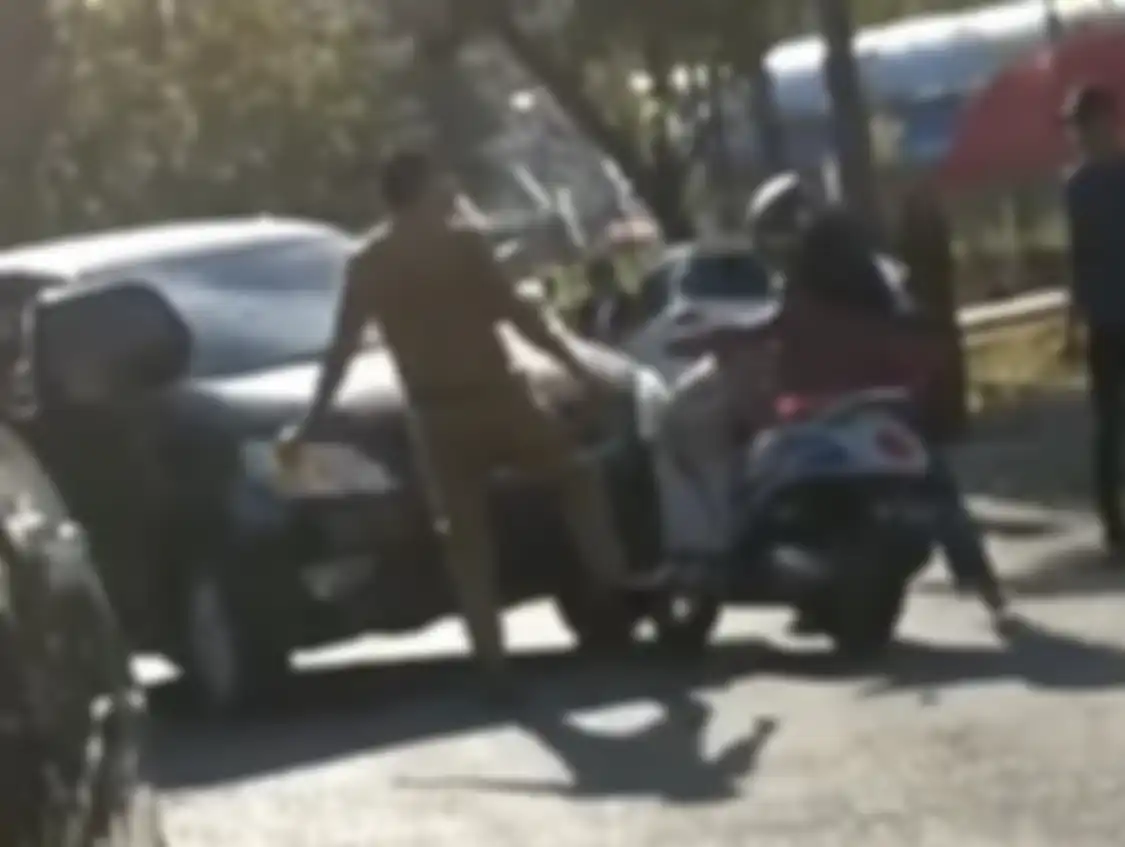 Andi Adi ASN Pemkab Sinjai tak cuma tendang motor wanita ternyata tega berbuat begini ke korbannya. Foto tersangka disebarkan.
