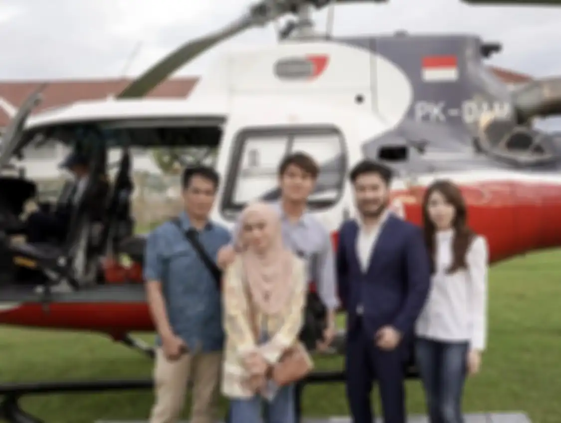 Senyum Lesti Kejora merekah di lokasi gempa Cianjur saat ditemani sahabat Raffi Ahmad. Foto Rizky Billar disorot.