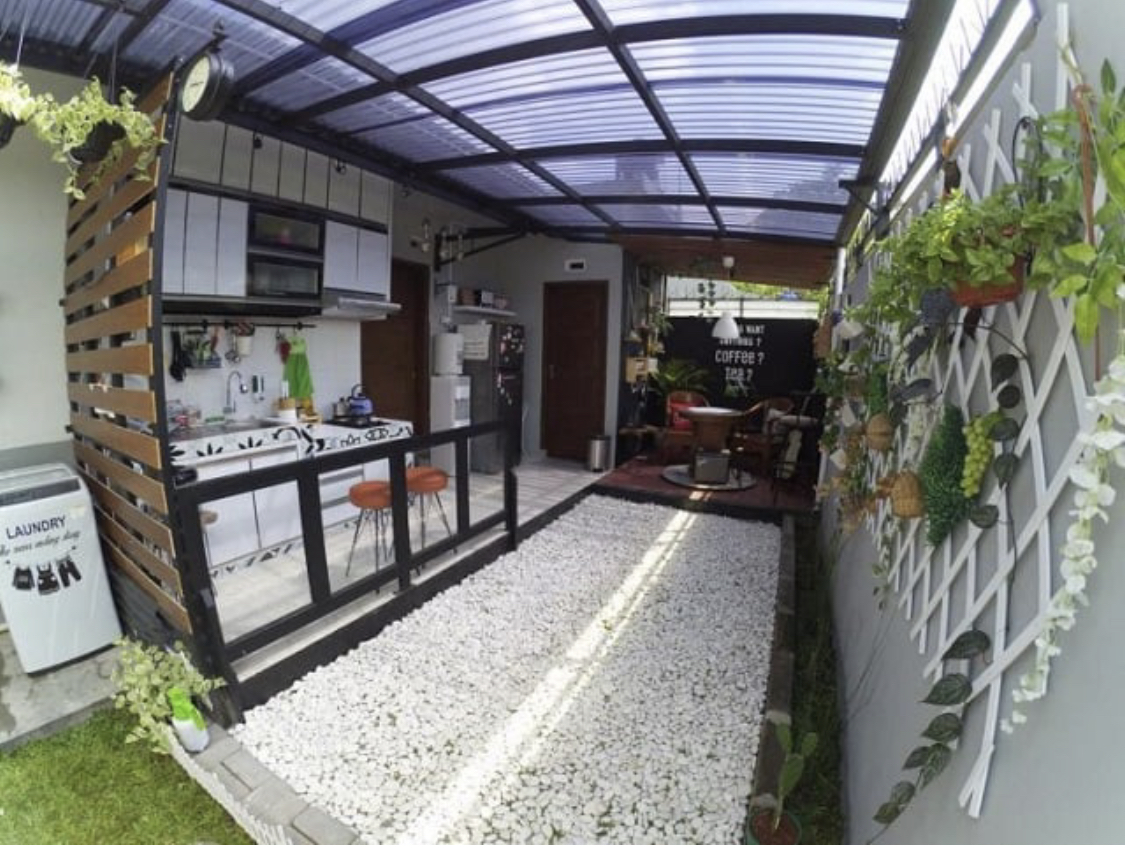 Desain atap dapur kecil sengaja dibuat dengan model begini agar bebas sumpek. Foto hasilnya jadi inspirasi. 