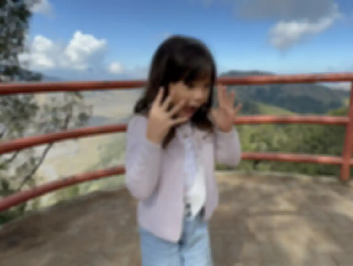 Gempi girang akhirnya bisa foto di lautan pasir Gunung Bromo. Anak Gading Marten juga bisa naik kuda lagi. Komentar Gisel disorot.