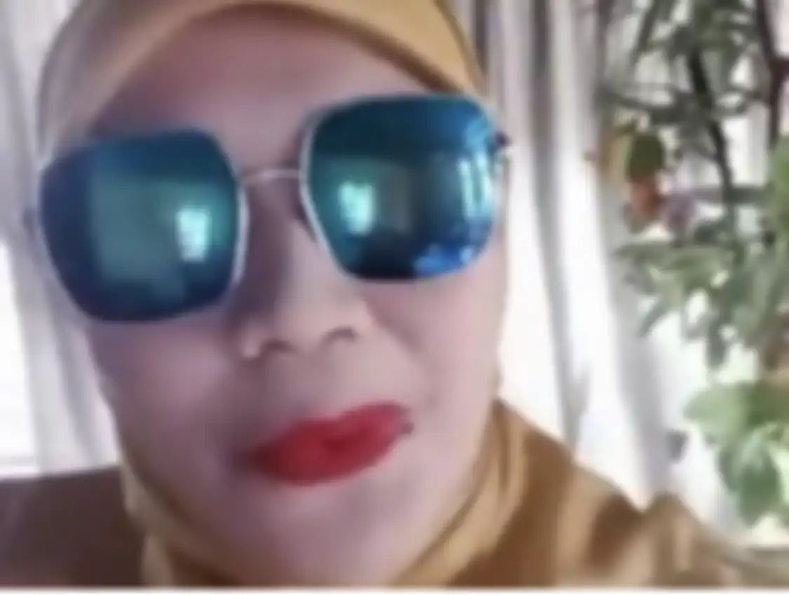 Anak Jokowi Gibran Rakabuming cuma sebut satu kata ini saat tahu ibunya dihujat emak-emak. Foto tampang pelaku dikantongi polisi. 