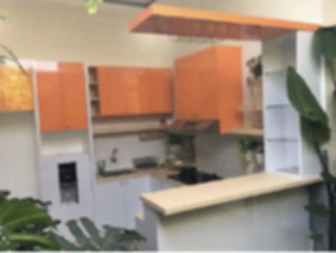 Desain dapur terbuka rumah tipe 36 sengaja mengadopsi trik begini. Area memasak jadi nggak sumpek. Foto hasilnya tampak beda.