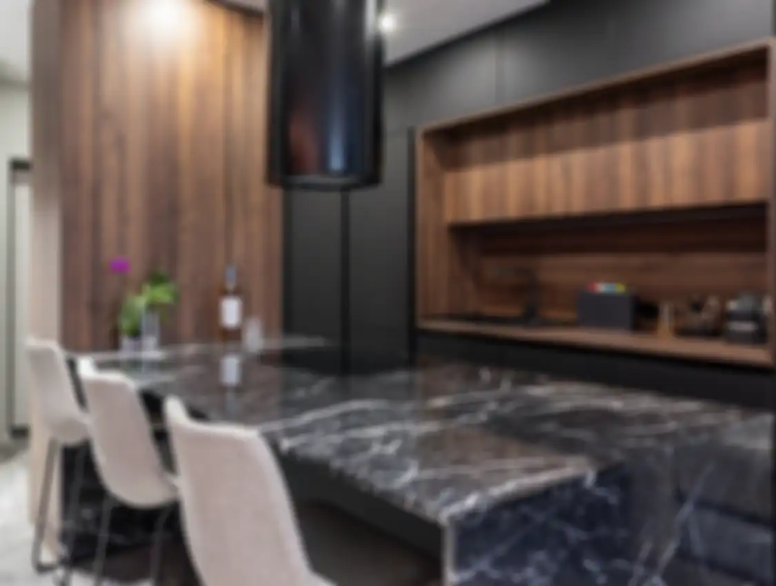 Meja dapur yang sengaja dibuat dari material tak biasa membuat foto desain dapur sederhana makin terlihat mewah.