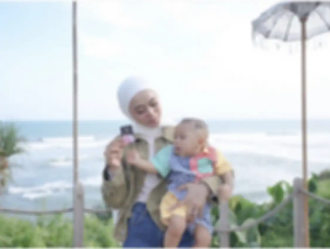 Tangis Lesti Kejora pecah menerima kenyataan ini setelah merilis foto wajah Baby L pertama kali di akun media sosial. 