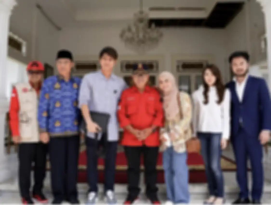 Senyum Lesti Kejora merekah di lokasi gempa Cianjur saat ditemani sahabat Raffi Ahmad. Foto Rizky Billar disorot.