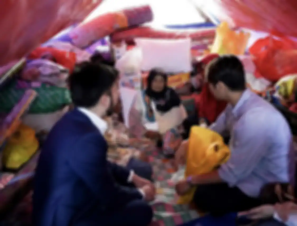 Senyum Lesti Kejora merekah di lokasi gempa Cianjur saat ditemani sahabat Raffi Ahmad. Foto Rizky Billar disorot.