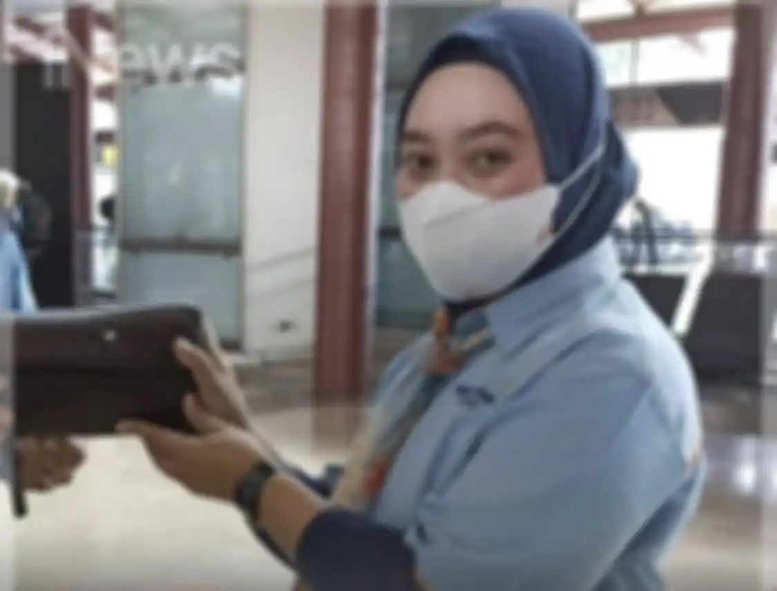 Foto tampang Halimah viral di media sosial. Petugas cleaning service ini kebanjiran penghargaan usai menyerahkan cek senilai Rp 35,6 miliar. 