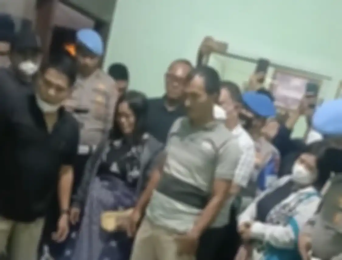 Keluarga Brigadir Yosua mengaku dilecehkan anak buah Irjen Ferdy Sambo di rumah duka. Sosok psikot jadi dalang kematiannya.