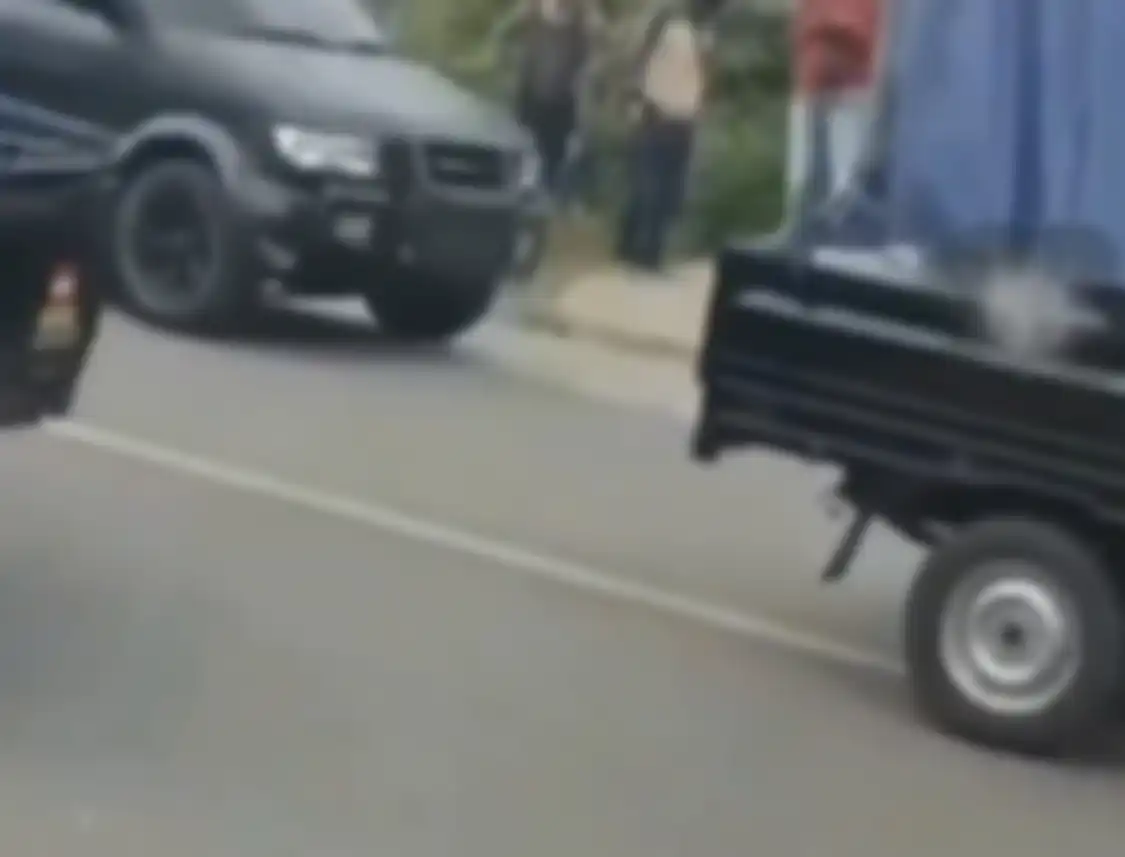 Foto itu berasal dari tangkapan layar video amatir warga yang merekam saat pelaku tabrak lari mengevakuasi tubuh Handi dan Salsabila.