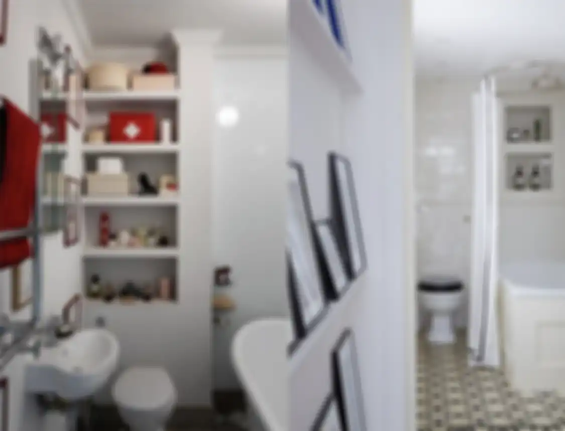 Desain kamar mandi sempit ini memiliki kelebihan dengan membuat pemilknya bebas bergerak. Foto interiornya ungkap trik rahasia.