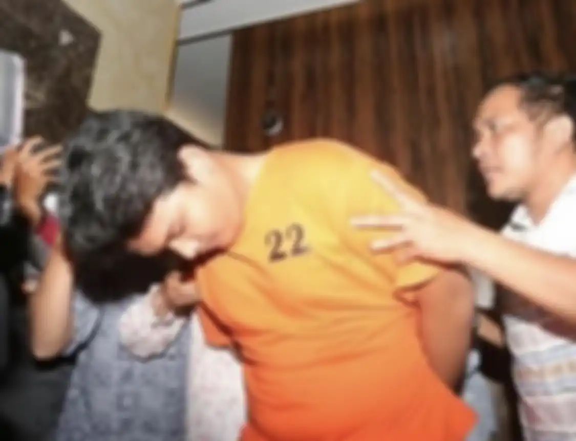 Shane Lukas Rotua membungkukkan badannya saat dihadirkan di depan awak media.
