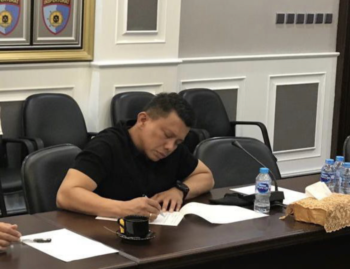 Irjen Ferdy Sambo ternyata cuma baju begini sebelum dibawa ke Mako Brimob. Pantas istriya sampai mau muncul di publik. 