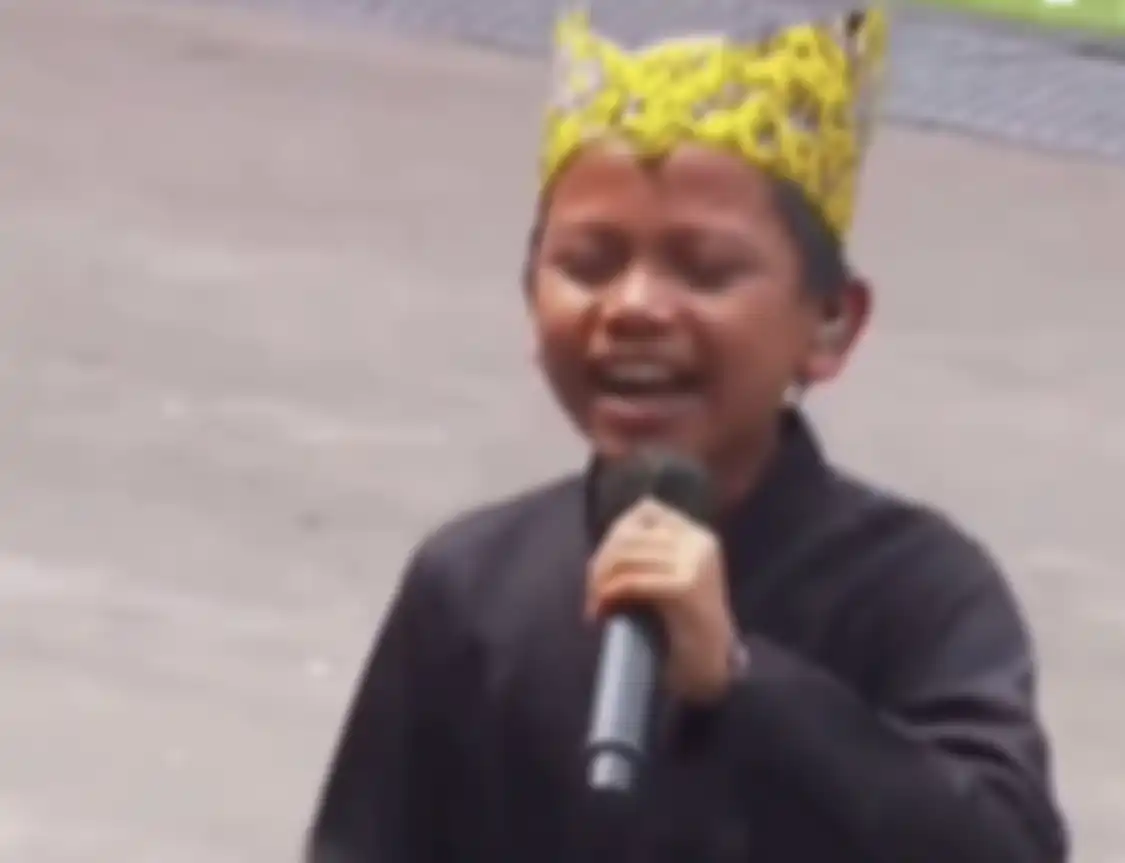 Ini biodata dan profil penyanyi cilik Farel Prayoga mantan anak jalanan yang bikin Iriana Jokowi ikut joget. Foto aksinya di Istana Merdeka viral.