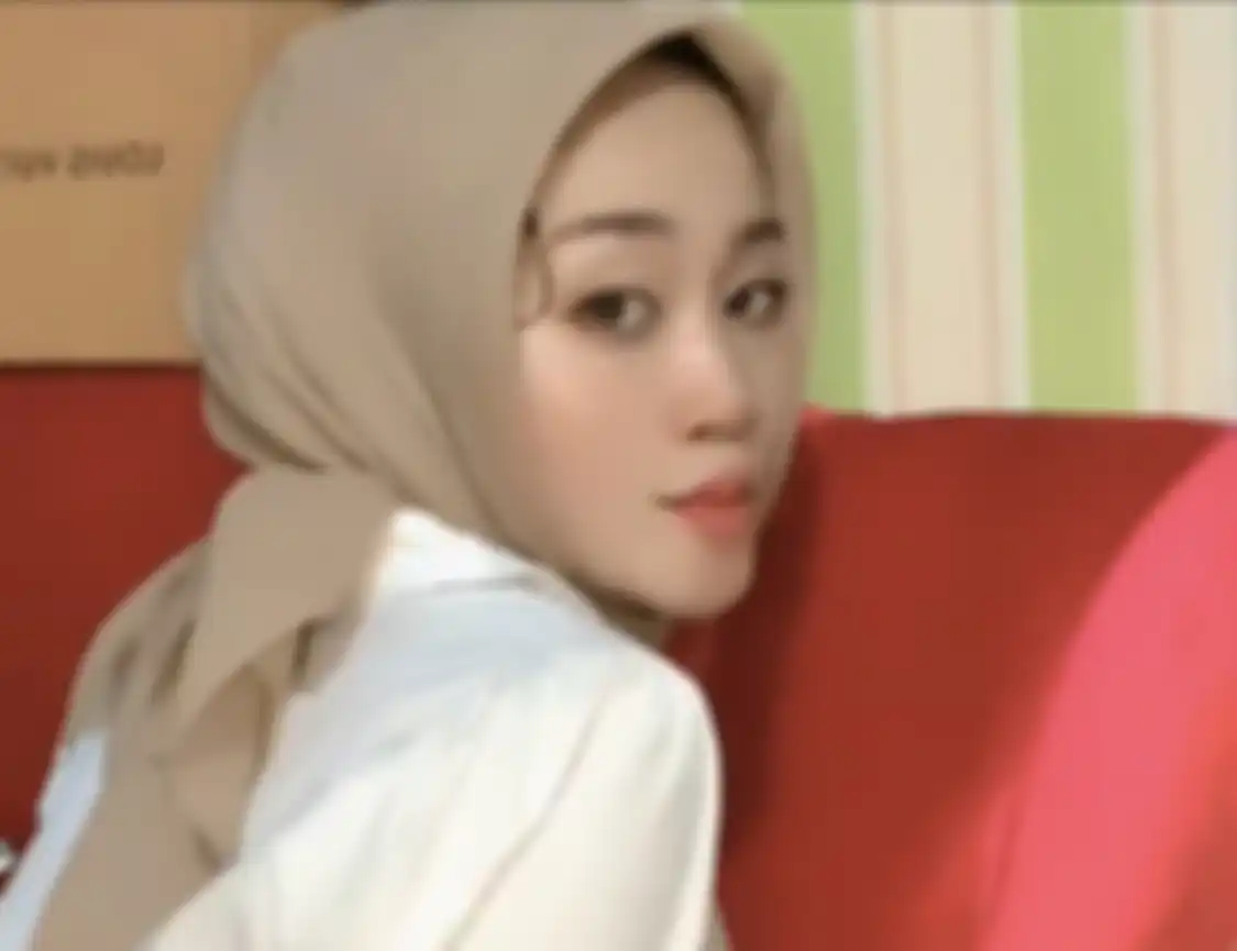 Wanita berhijab asal Medan nekat memamerkan payudara demi uang saweran di media sosial. Foto tampannya jadi sasaran kemarahan ulama. 