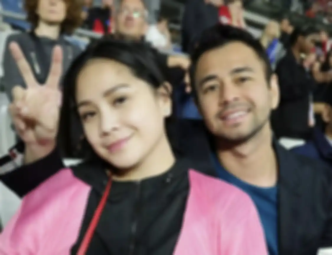 Nagita Slavina lega bisa kabur dari gosip Mimi Bayuh. Dia pamer foto mesra bareng Raffi Ahmad di Paris, Pengusaha tajir ini jadi penyelamatnya.