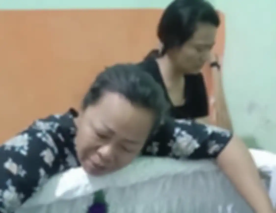 Brigadir Yosua yang sibuk melayani istri Kadiv Propam Polri sampai belum sempat memenuhi permintaan keluarga. Ibunya terus menangis.