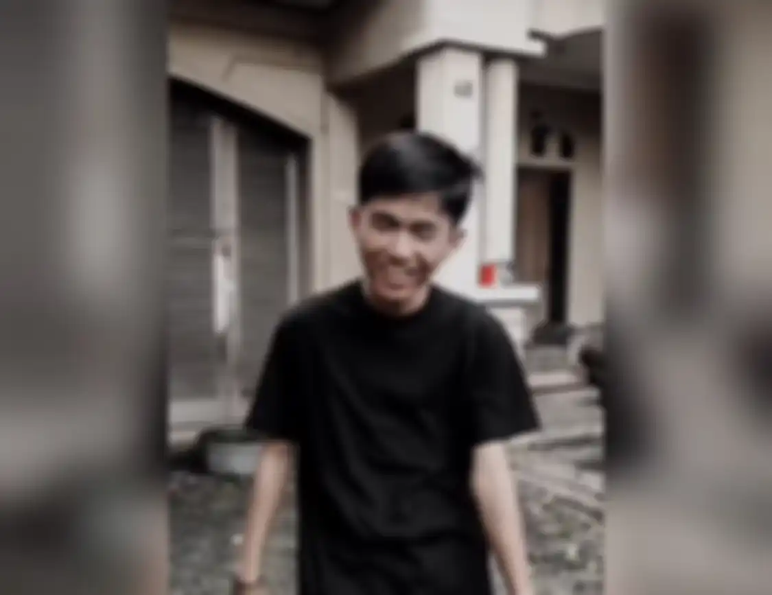 Netizen terkejut melihat foto penampilan baru anak semata wayang Ibu Eny, yang tinggal di rumah besar terbengkalai.