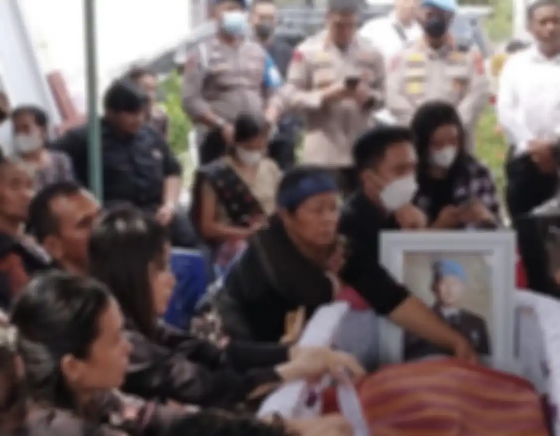 Brigadir Yosua yang sibuk melayani istri Kadiv Propam Polri sampai belum sempat memenuhi permintaan keluarga. Ibunya terus menangis.