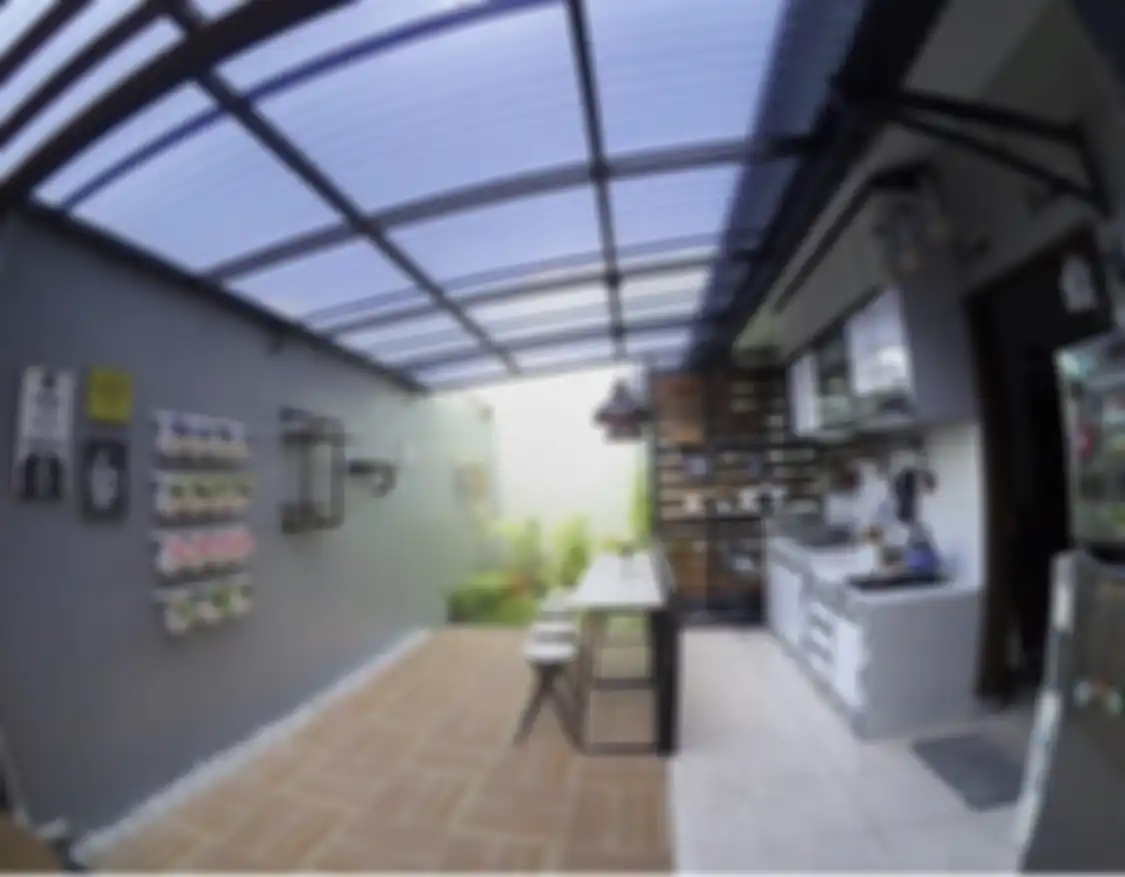 Dengan ide anti mainstream, desain dapur terbuka dibuat dengan gaya tak biasa. Foto hasilnya menjadi rujukan. 