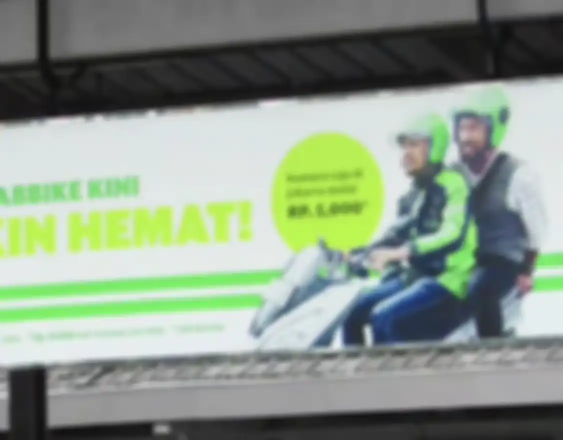 Melihat foto wajahnya sengaja dipasang di iklan billboard, aktor pria ini menagih ganti rugi Rp 50 juta ke Grab Indonesia. 