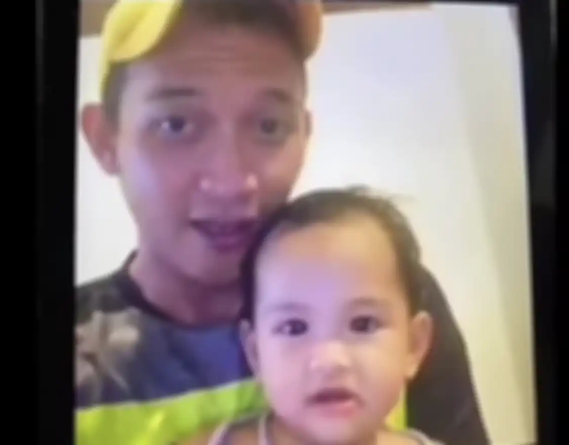 Foto bukti Rezky Aditya menggendong anak Wenny Ariani disebarkan. Namun, kondisi leher Mayangsari ikut dibawa-bawa gegara foto ini.