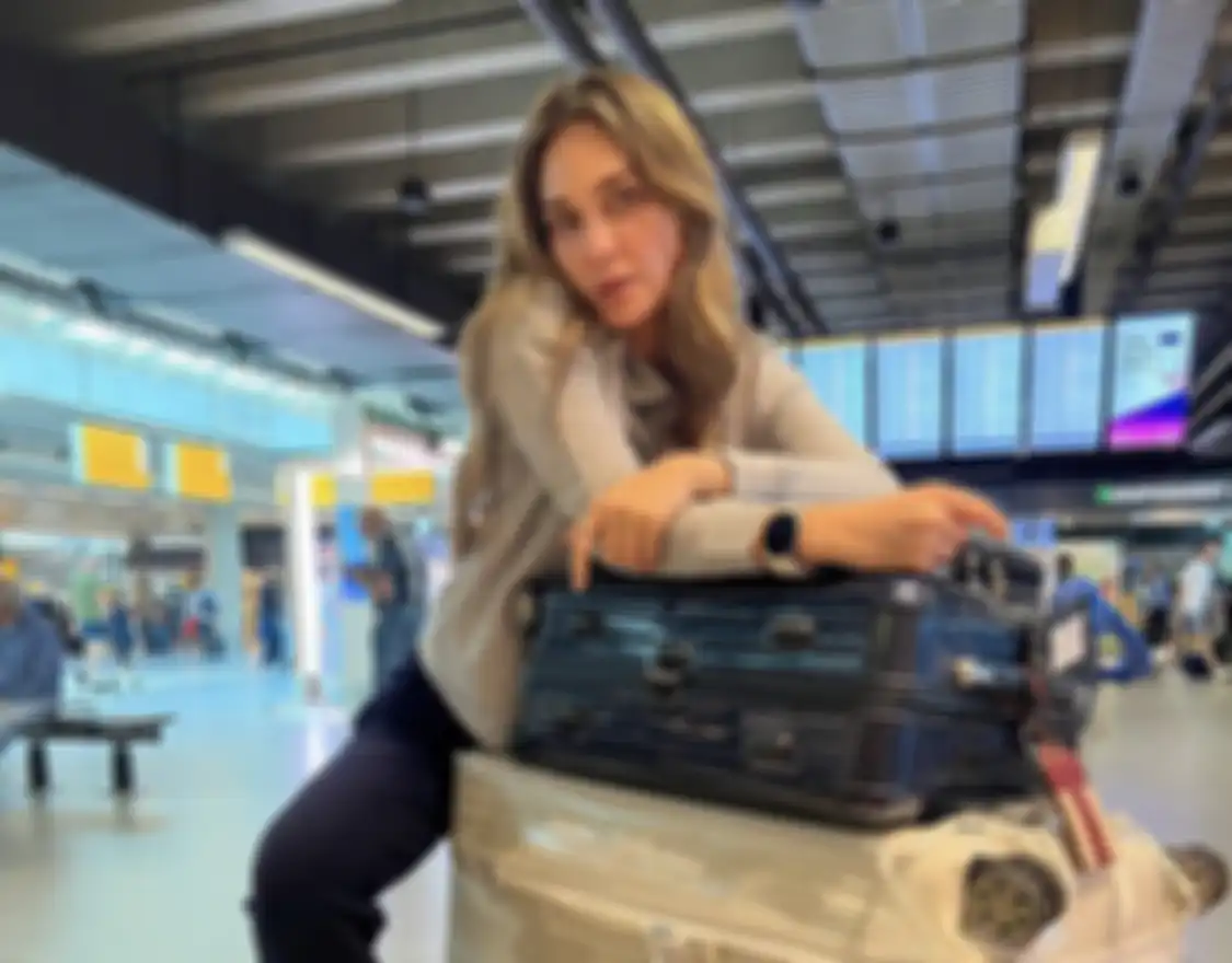 Luna Maya membongkar fakta yang coba ditutupi aktor tampan ini. Foto istri sah sang ator jadi sorotan. 