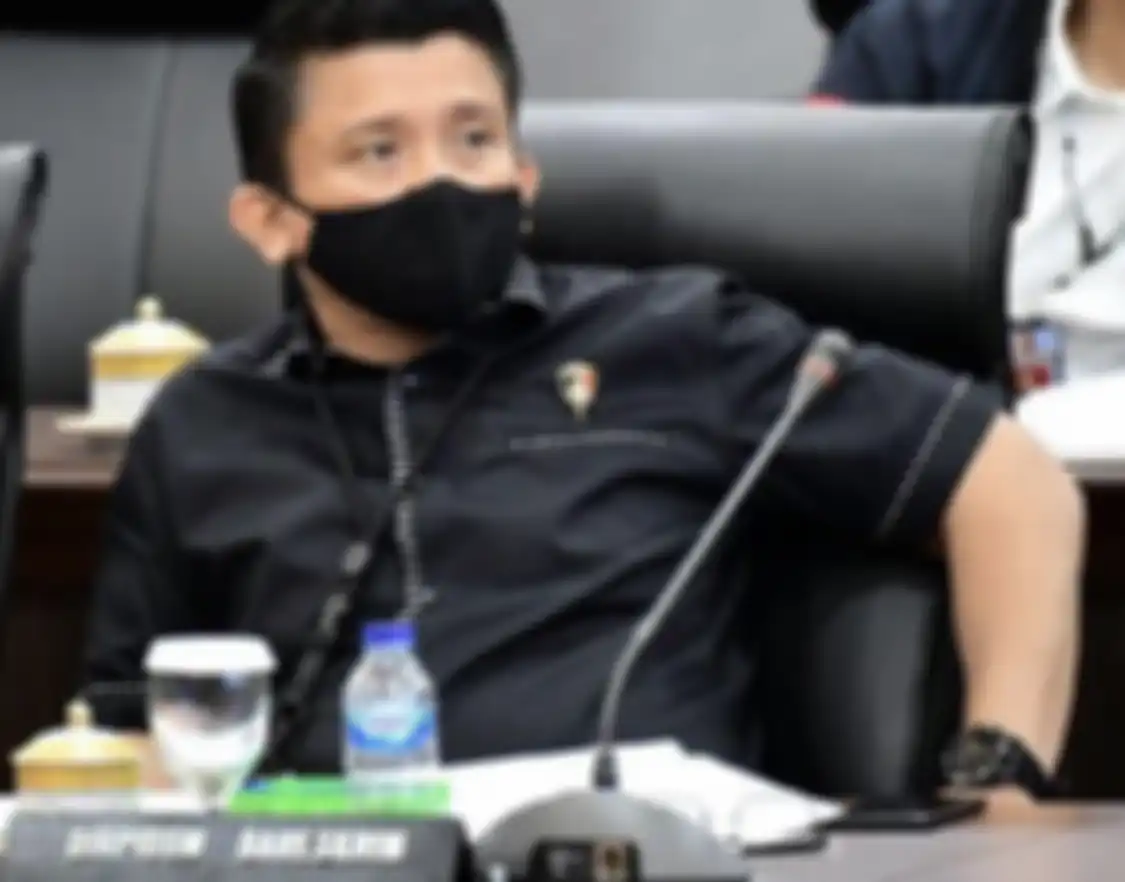 Kapolri punya strategi begini soal konsorsium 303. Nasib Ferdy Sambo ditentukan jenderal bintang 3. Foto kondisi suami Putri Candrawathi dinanti.
