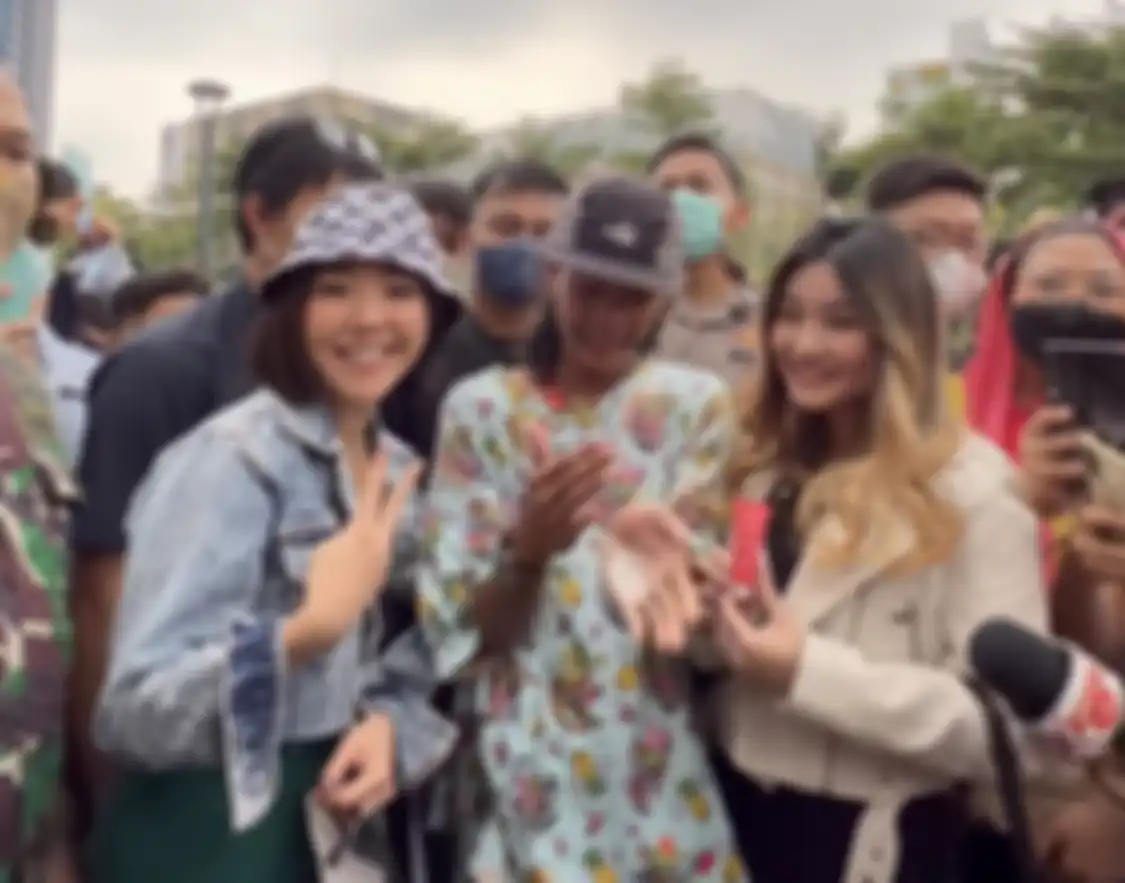 Bonge dapat kerjaan dari Gisel yang datang ke Dukuh Atas. Citayam Fashion Week makin viral gegara rencana Baim Wong. 
