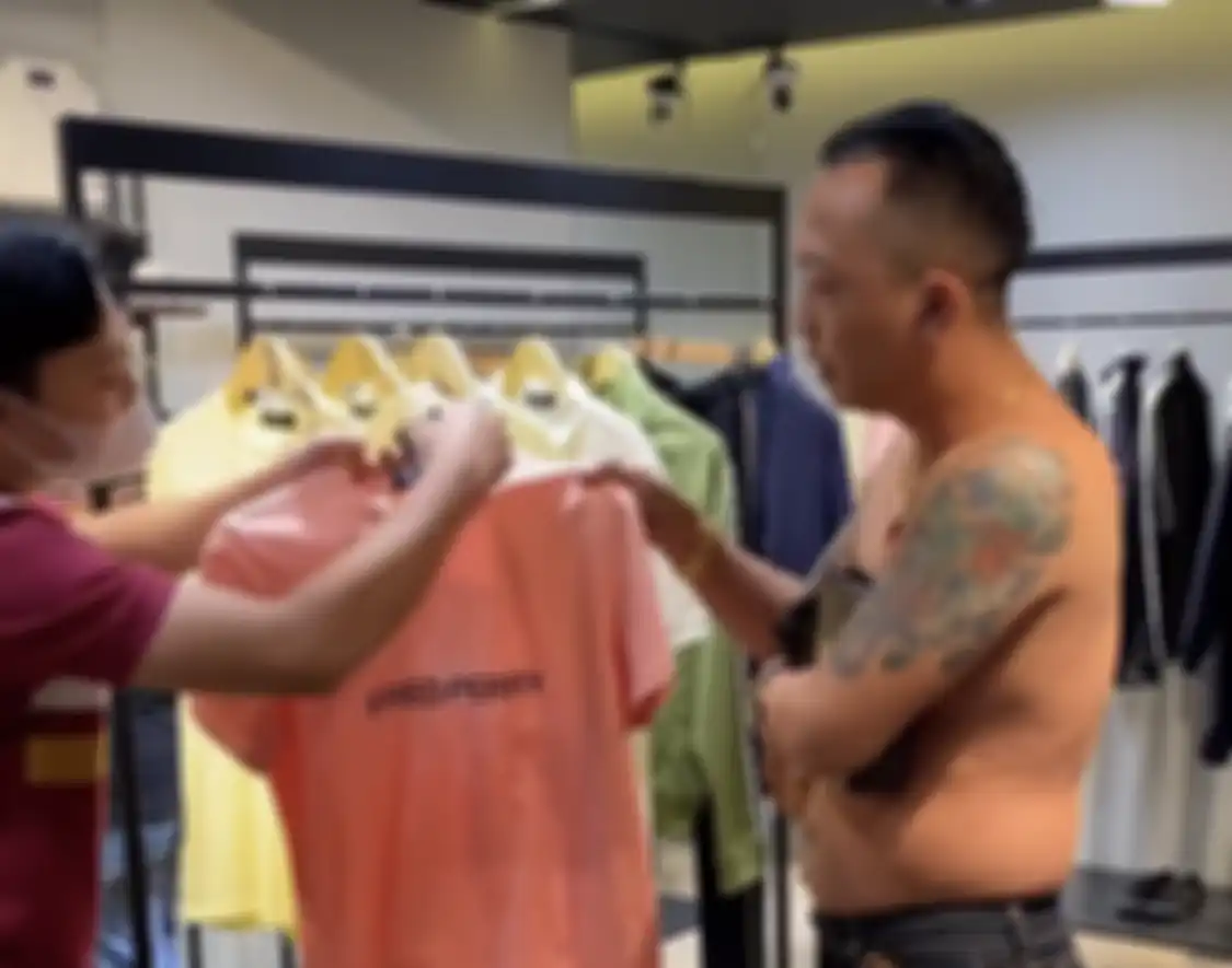 Pengusaha viral di TikTok ini nekat pergi ke mal tanpa busana. Foto aksinya sampai dikomentari ayah Salmafina Sunan.