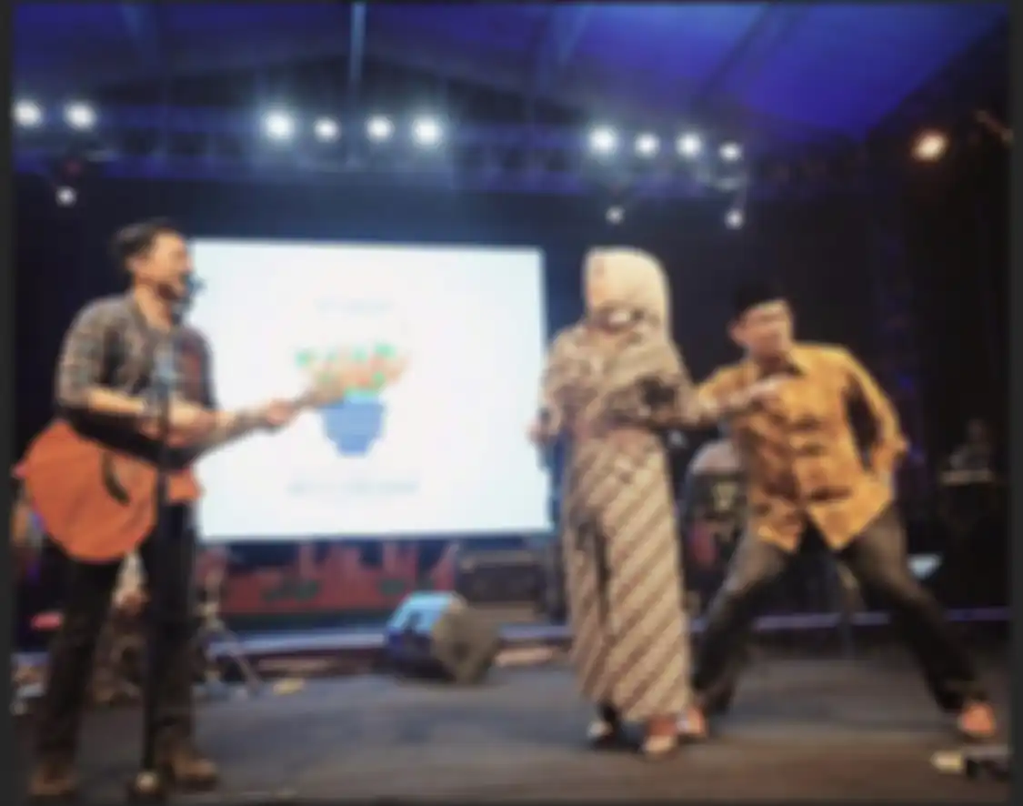 Anak Ridwan Kamil bangga bisa foto bareng idolanya, Ariel NOAH. Namun, mantan Luna Maya malah merasa bersalah kepada Ridwan Kamil.