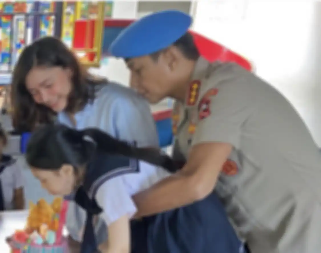 Brigjen Hendra Kurniawan punya peran begini saat urus CCTV kasus Ferdy Sambo. Curhat sang istri viral. Foto keluarganya sempat muncul.