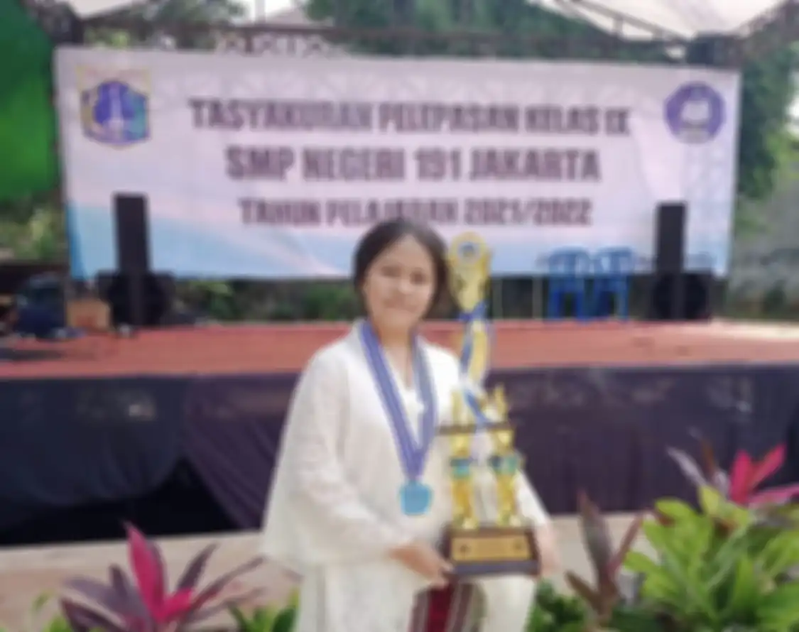 Putri Kamaruddin Simanjuntak pengacara keluarga Brigadir Yosua ternyata punya prestasi mentereng. Foto wajahnya dipamerkan.