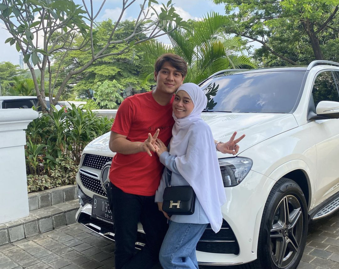 Sebelum menikah, Lesti Kejora berjanji buka-bukaan PIN ATM miliknya kepada Rizky Billar. Kekayaan istri Rizky Billar paling besar dari sini.
