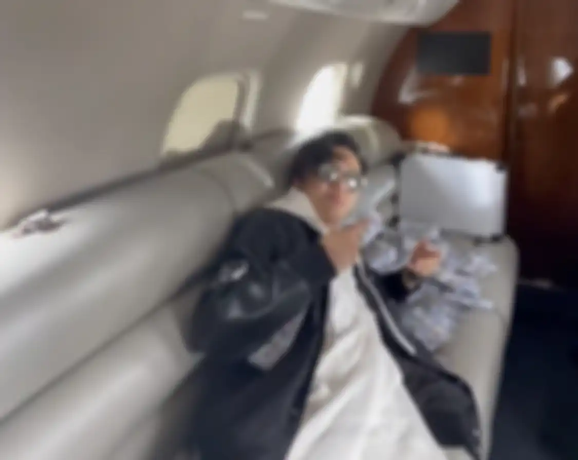 Foto Indra Kenz pamer tumpukan uang dolar di dalam pesawat jet pribadi terlanjur dicibir. Polisi enggan buru-buru sita aset Crazy Rich Medan. 