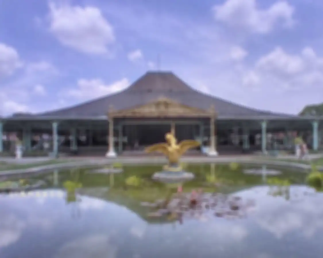 Desain taman Pura Mangkunegaran di Solo sengaja dibuat dengan pola batik. Siap jadi tuan rumah pernikahan Kaesang Pangarep.