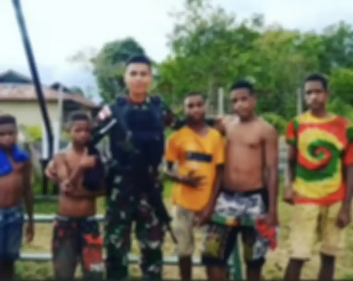 Foto jasad prajurit TNI yang bernama Serda Putra Rahaldi itu akhirnya dilihat oleh KKB. Rupanya, mereka mendapatkannya dari Facebook.