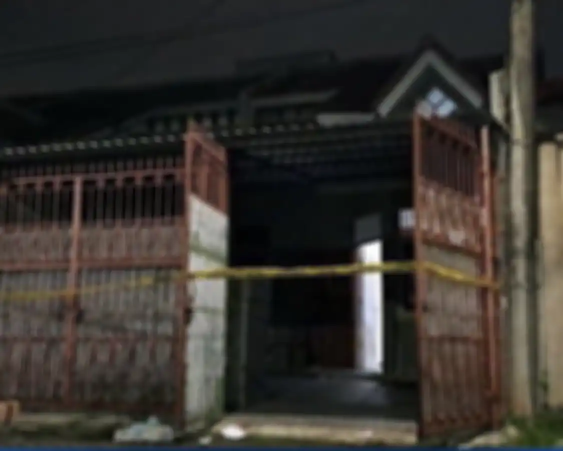 Penghuni rumah sekeluarga tewas misterius tinggal tulang berbalut kulit. Foto desain pagar rumahnya jadi sorotan.