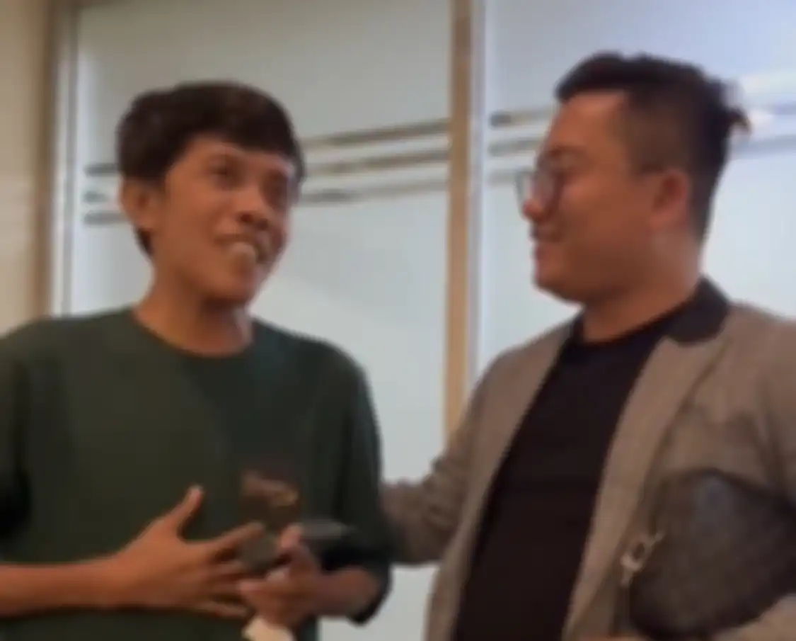 Masril penyebar konten kasus Ferdy Sambo punya jabatan mentereng, pantas dibela pengacara kelas atas. Kerap foto bareng pejabat.