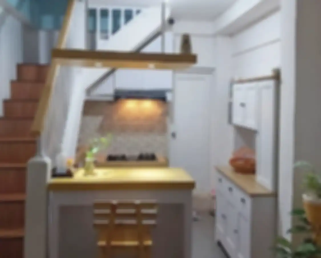 Desain dapur minimalis ini mampu mengubah tampilan area bawah tangga menjadi aesthetic. Intip 7 foto hasilnya. 