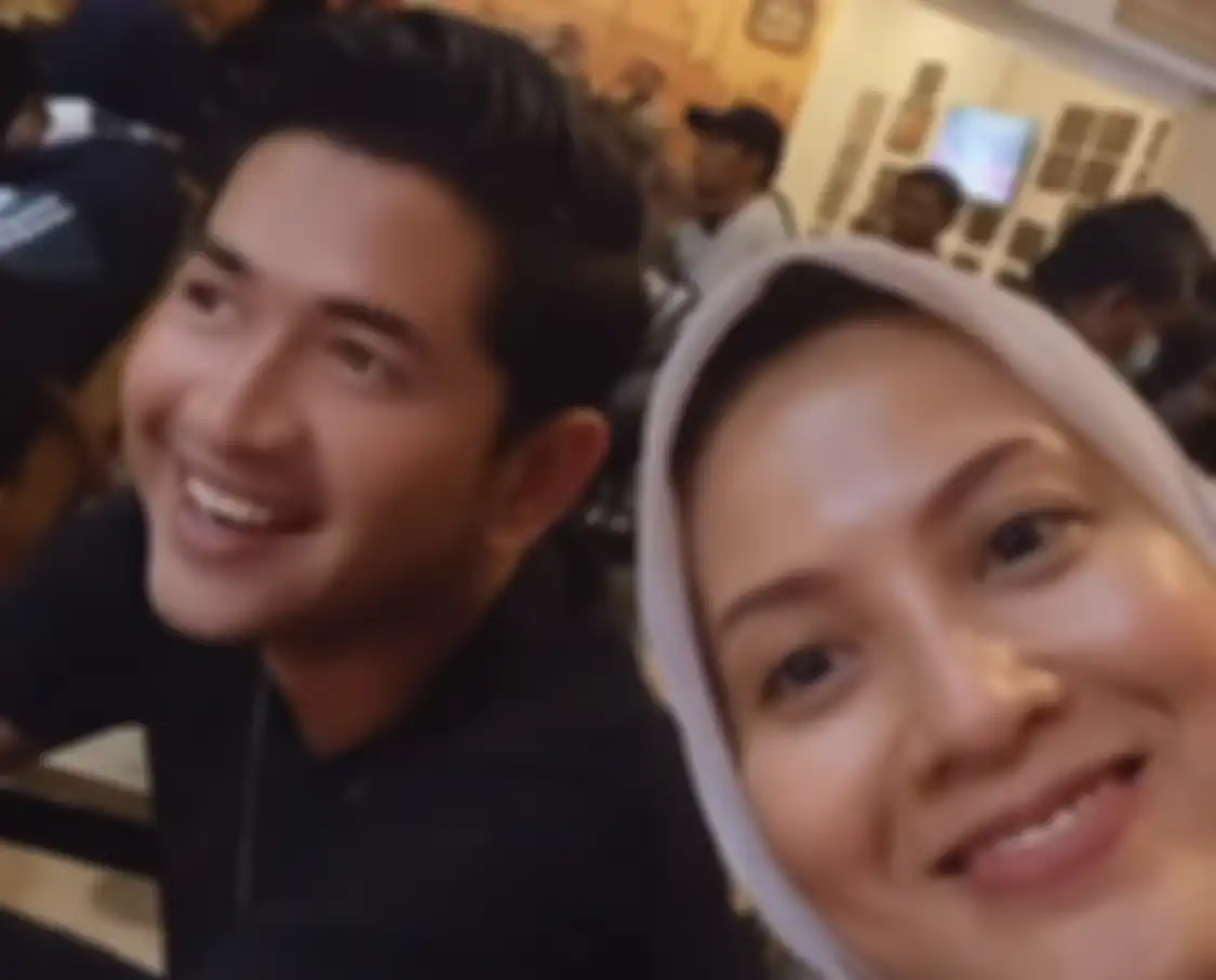 Elma Theana meradang mendapatkan keputusan sepihak dari Ferry Irawan. Sahabat Venna Melinda memilih pamer foto bareng Zikri Daulay.