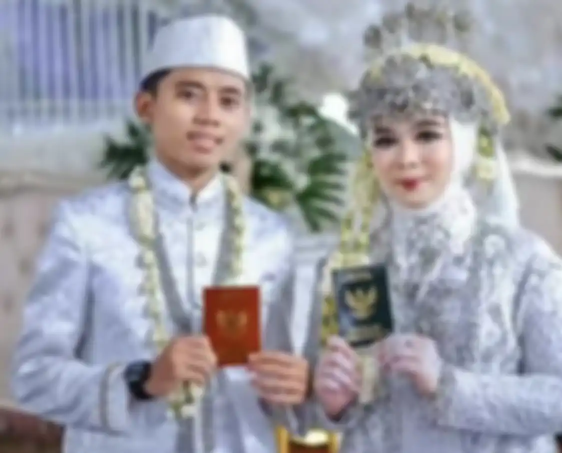 Banyak netizen yang belum tahu soal alasan ayah Norma Risma ogah lepas masker saat nikahkan anaknya. Foto pernikahan sang anak dibahas.