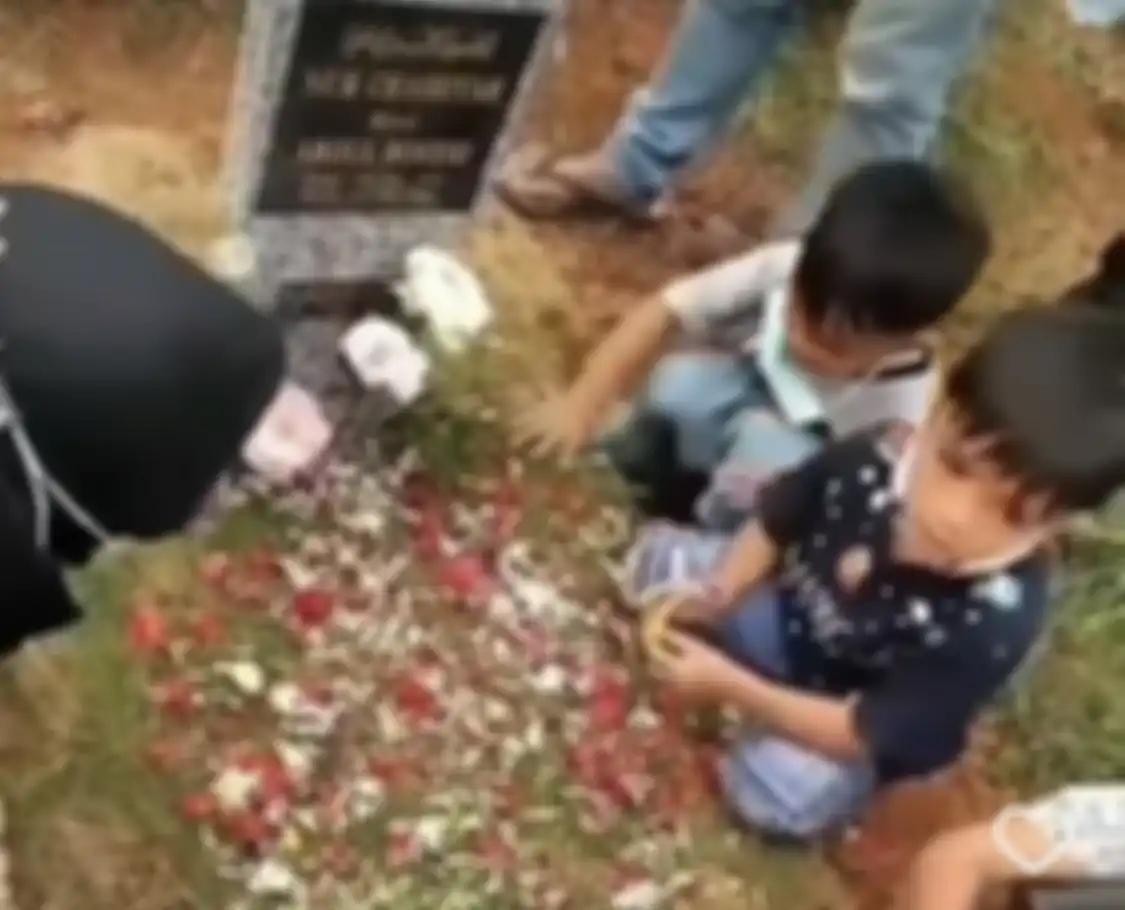 Potret 2 bocah ini bikin meleleh. Keduanya terus mengucapkan salam sembari menempelkan telinga di atas pusara ibunda. 