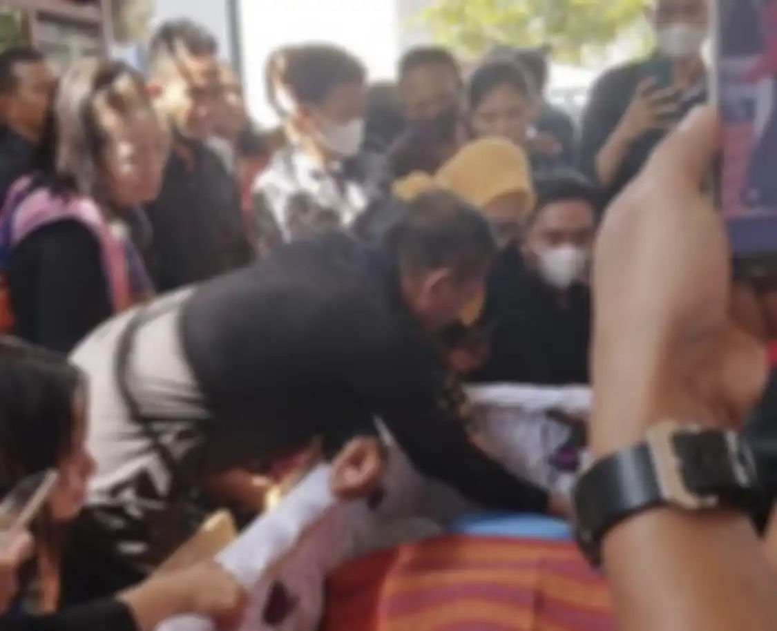 Ibunda Brigadir Yosua Rosti Simanjuntak menyebut anaknya pergi liburan bersama si jahat. Foto ibunda ajudan Kadiv Propam bikin nyesek. 