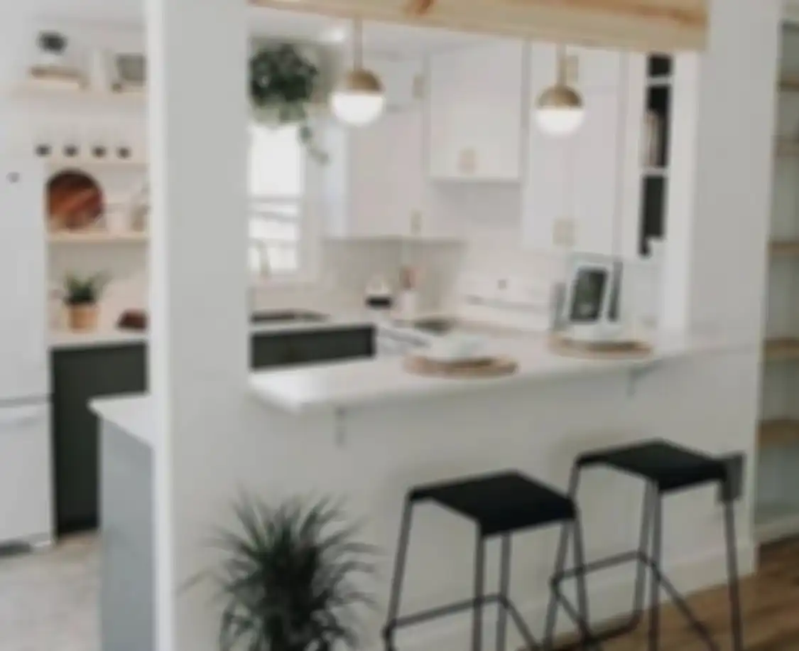 Foto interior desain dapur kecil yang awalnya dipermak ini menjadi sorotan. Pilihan gayanya sampai dibahas pemilik rumah minimalis.