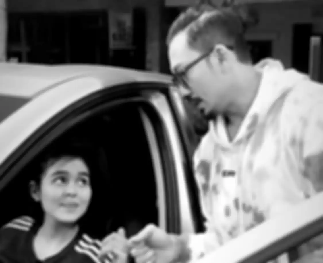 Foto Denny Sumargo menggendong Laura Anna membuat netizen kirim semangat buat sang selebgram untuk kembali pulih. 