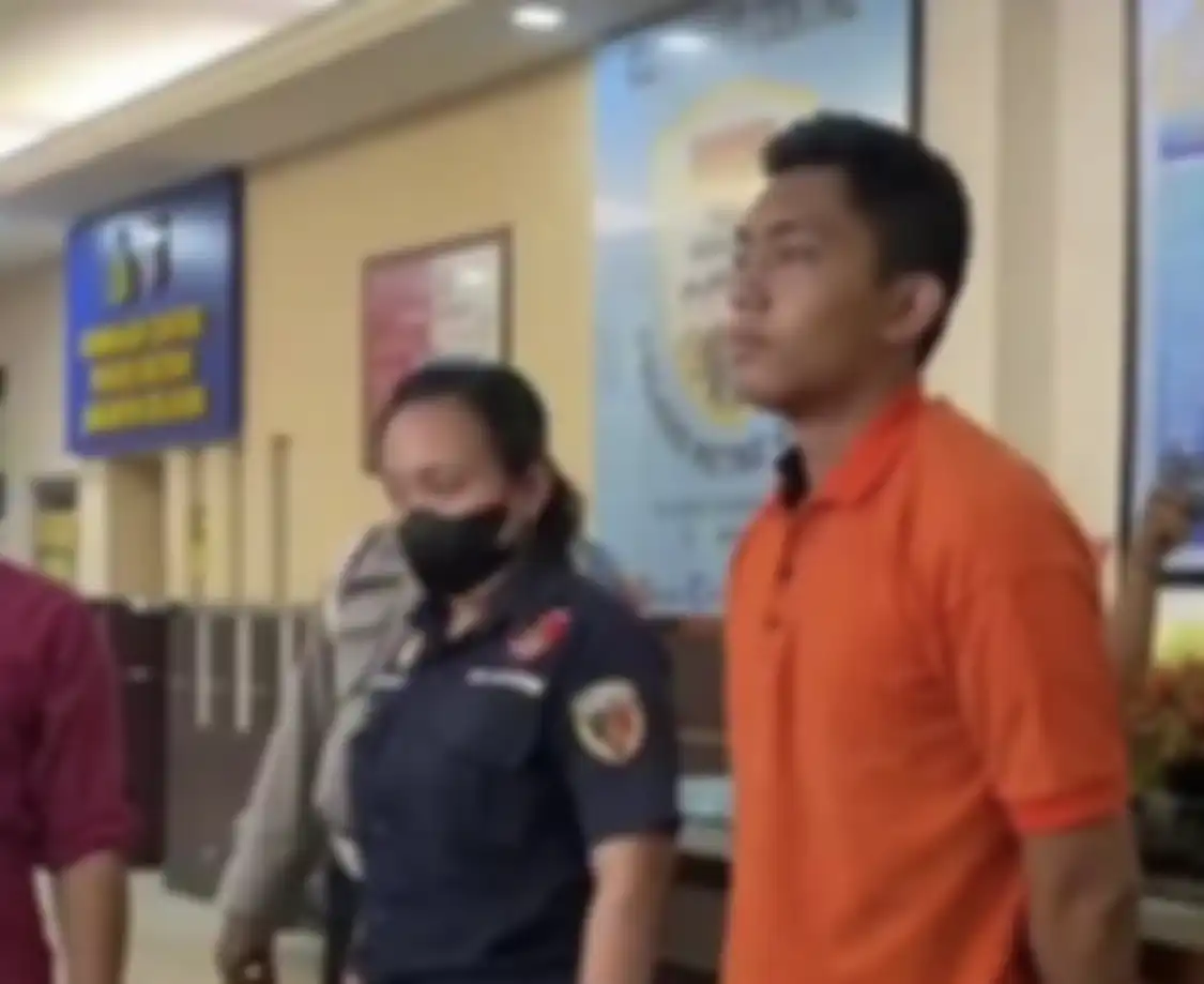 Anak Rafael Alun Trisambodo dan Ernie Meike Torondek memakai baju tahanan polisi usai ditetapkan sebagai tersangka.