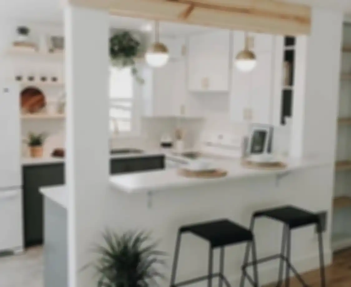 Desain dapur sempit yang dipasangi kabinet anti sumpek dijamin tetap rapi. Foto interiornya terlihat makin aesthetic.