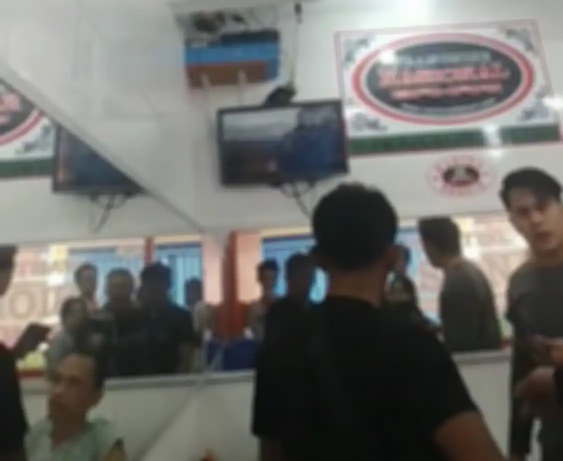 Bos warteg di Cikarang Bekasi nyaris dihajar massa yang geram atas perbuatan bejatnya. Pelaku diduga memerkosa pegawainya sendiri. 