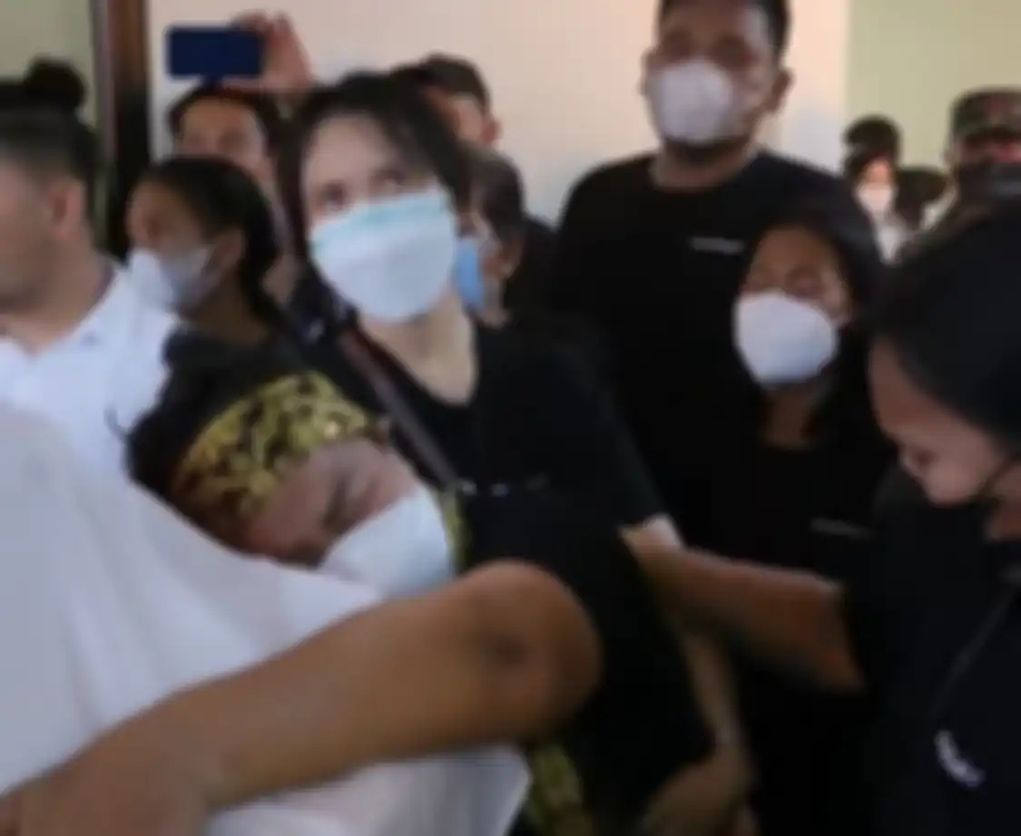 Ajudan Irjen Ferdy Sambo menangis sesenggukan saat orang-orang terlelap. Kekasih Brigadir J sampai dibikin syok. 